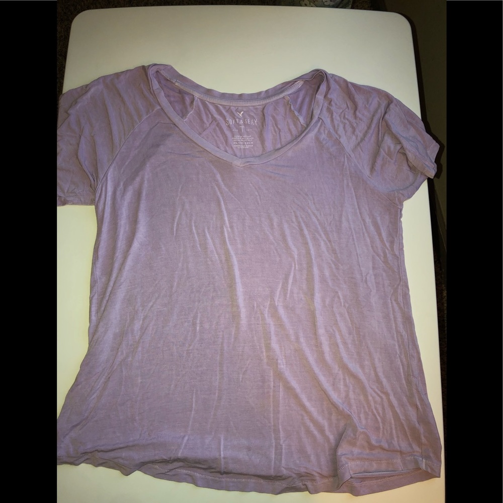 Soft and sexy AE lavender colored tee